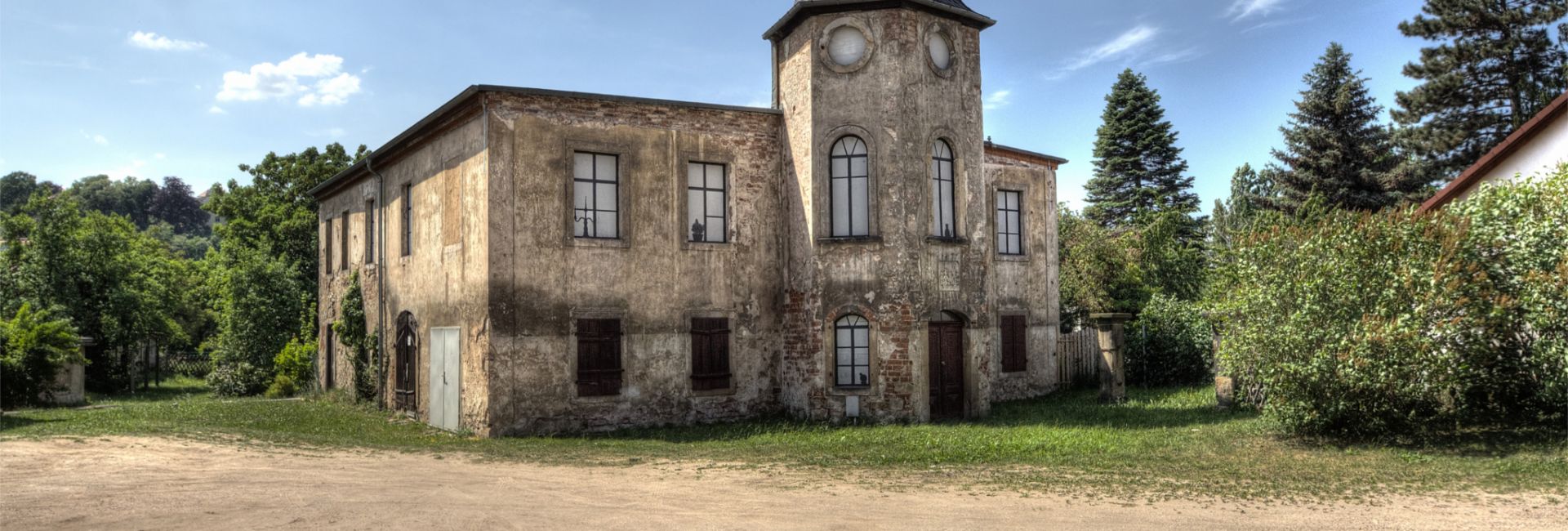 Altes, verfallenes Gebäude mit Turm in Sachsen.
